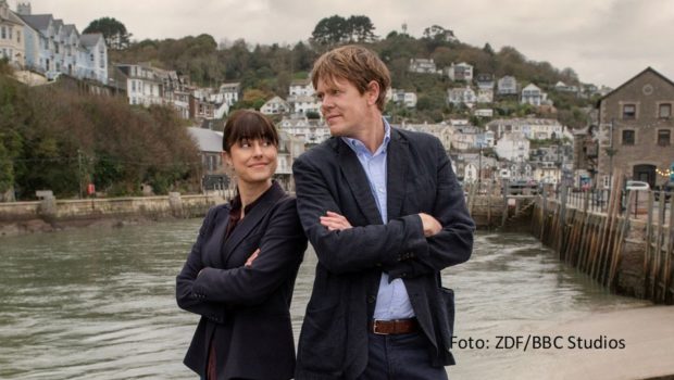 Am 15. September strahlt das ZDF den Abschluss von Staffel 1 der britischen Krimiserie „Beyond Paradise“ als Doppelfolge aus. Zahra Amadi und Kris Marshall müssen sich als Ermittler Esther und Humphrey diesmal um eine mysteriöse Brandserie und einen Einbruch kümmern. (Foto: ZDF/BBC Studios)