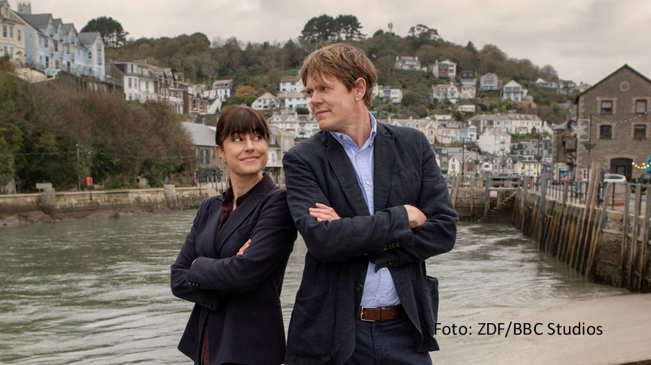 Am 15. September strahlt das ZDF den Abschluss von Staffel 1 der britischen Krimiserie „Beyond Paradise“ als Doppelfolge aus. Zahra Amadi und Kris Marshall müssen sich als Ermittler Esther und Humphrey diesmal um eine mysteriöse Brandserie und einen Einbruch kümmern. (Foto: ZDF/BBC Studios)