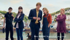 Der deutsche Free-TV-Starttermin für die humorvolle britische Krimiserie „Beyond Paradise“, in der es ein Wiedersehen mit Kris Marshall als DI Humphrey Goodman gibt. Ab dem 1. September zeigt das ZDF insgesamt sechs Folgen des in Südengland spielenden Spin-offs von „Death in Paradise“. (Foto: ZDF/BBC/Lux Lotus Liner)