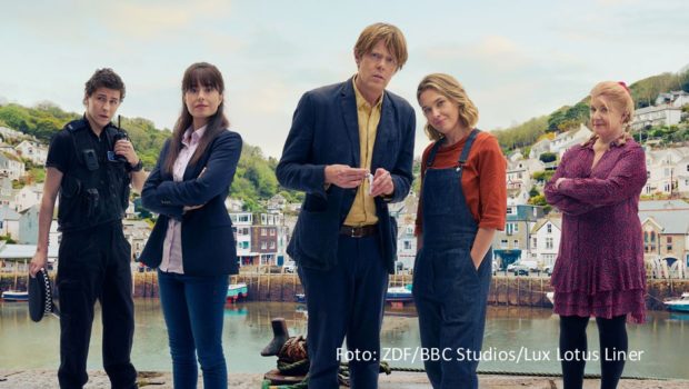 Der deutsche Free-TV-Starttermin für die humorvolle britische Krimiserie „Beyond Paradise“, in der es ein Wiedersehen mit Kris Marshall als DI Humphrey Goodman gibt. Ab dem 1. September zeigt das ZDF insgesamt sechs Folgen des in Südengland spielenden Spin-offs von „Death in Paradise“. (Foto: ZDF/BBC/Lux Lotus Liner)