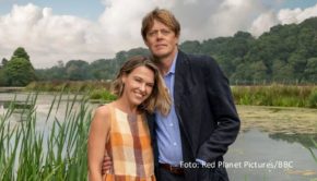 In der neuen Programmsaison soll es mehr als 30 Serien-Neustarts bei ZDF, ZDFneo und in der ZDF-Mediathek geben. Einer davon ist das „Death in Paradise“-Spin-off „Beyond Paradise“ mit Sally Bretton und Kris Marshall. Der humorvolle Krimi feiert ab September seine Free-TV-Premiere. (Foto: Red Planet Picture/BBC)