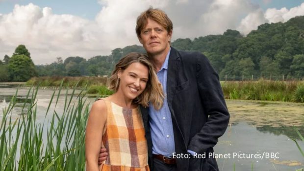 In der neuen Programmsaison soll es mehr als 30 Serien-Neustarts bei ZDF, ZDFneo und in der ZDF-Mediathek geben. Einer davon ist das „Death in Paradise“-Spin-off „Beyond Paradise“ mit Sally Bretton und Kris Marshall. Der humorvolle Krimi feiert ab September seine Free-TV-Premiere. (Foto: Red Planet Picture/BBC)