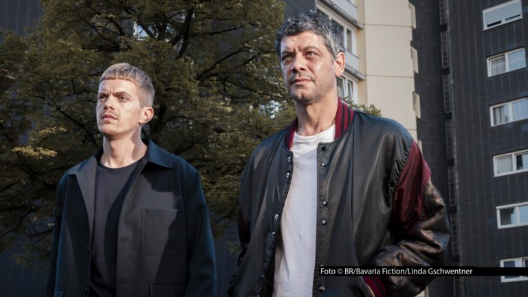 Als neues Ermittler-Duo im Münchener BR-„Tatort“ feiern Ferdinand Hofer und Carlo Ljubek mit einem Heimspiel Premiere. Ihr erster Fall „Zwischenwelten“ läuft am 26. Juni außer Konkurrenz beim Filmfest München. Zum Cast gehören auch Meltem Kaptan, Antje Traue und Ronald Zehrfeld. (Foto © BR/Bavaria Fiction/Linda Gschwentner)