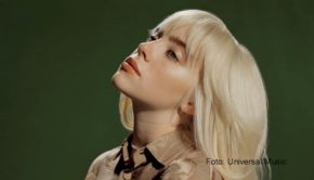 Sängerin Billie Eilish wird am heutigen 3. Dezember für ihren Einsatz im Bereich Klimaschutz mit dem Deutschen Nachhaltigkeitspreis geehrt. Bei der Preisverleihung in Düsseldorf wird die US-Amerikanerin ebenso virtuell vertreten sein wie ihr Laudator: der Astronaut Matthias Maurer. (Foto: Universal Music)