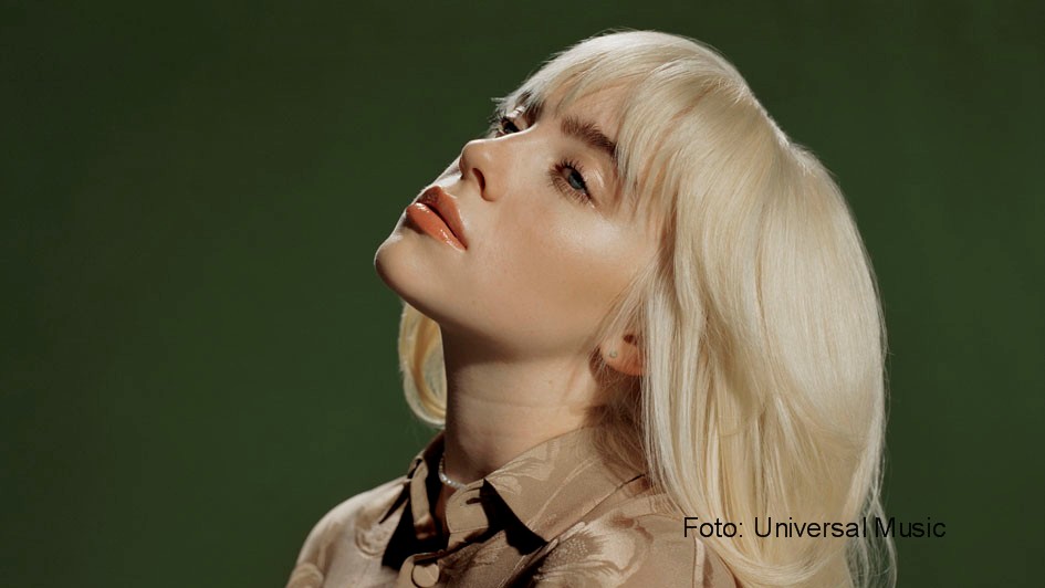 Sängerin Billie Eilish wird am heutigen 3. Dezember für ihren Einsatz im Bereich Klimaschutz mit dem Deutschen Nachhaltigkeitspreis geehrt. Bei der Preisverleihung in Düsseldorf wird die US-Amerikanerin ebenso virtuell vertreten sein wie ihr Laudator: der Astronaut Matthias Maurer. (Foto: Universal Music)