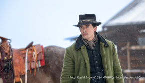 Ab dem 15. Oktober sind beide Staffeln der Serie „Billy the Kid“ exklusiv bei MagentaTV+ verfügbar. Die Serie erzählt die dramatische Geschichte des legendären Revolverhelden William H. Bonney, gespielt von „Die Tribute von Panem“-Star Tom Blyth. (Foto: David Brown/2024 MGMPlus Entertainment LLC.)