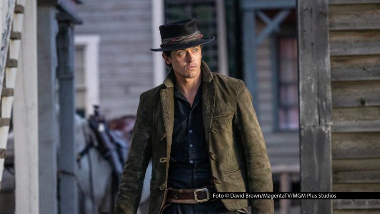 Die Westernserie „Billy the Kid“ geht in die dritte Staffel und kehrt ab März mit neuen Folgen zurück. Die neuen Episoden, in denen der britische Schauspieler Tom Blyth erneut die Titelrolle verkörpert, werden exklusiv bei MagentaTV+ verfügbar sein. Foto © David Brown/MagentaTV/MGM Plus Studios