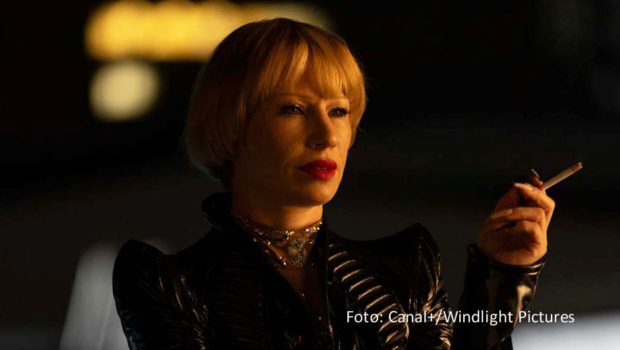 Die ursprünglich für Starzplay gedrehte Arthouse-Thrillerserie „Nachts im Paradies“ mit u.a. Birgit Minichmayr, Jürgen Vogel und Lea Drinda hat nun auch einen neuen Auswertungspartner in Deutschland gefunden. MagentaTV zeigt sie exklusiv ab dem 8. Januar 2025. (Foto: Canal+/Windlight Pictures)