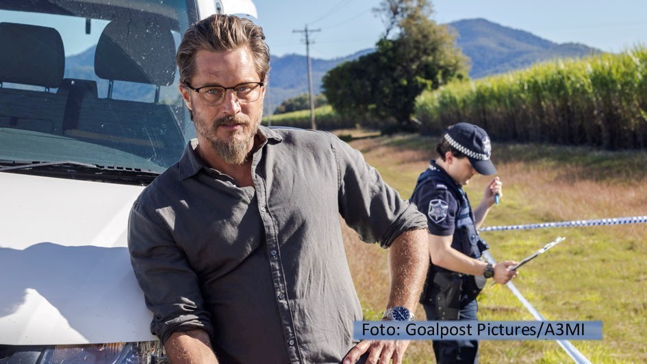 In der australischen Serie „Black Snow“ ermittelt „Vikings“-Star Travis Fimmel als Kriminalbeamter James Cormack in einem mysteriösen Mordfall, der sich vor 25 Jahren ereignet hat. Der Sechsteiler ist ab dem 12. April in Deutschland exklusiv bei MagentaTV verfügbar. (Foto: Goalpost Pictures/A3MI)