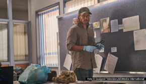 Seit dem Wochenende ist Staffel 2 der australischen Serie „Black Snow“ auf MagentaTV+ verfügbar. Detective James Cormack (Travis Fimmel) untersucht einen neuen Vermisstenfall, der unerwartete Verbindungen zu seiner eigenen Vergangenheit offenbart. (Foto: Goalpost Television/All3Media International)