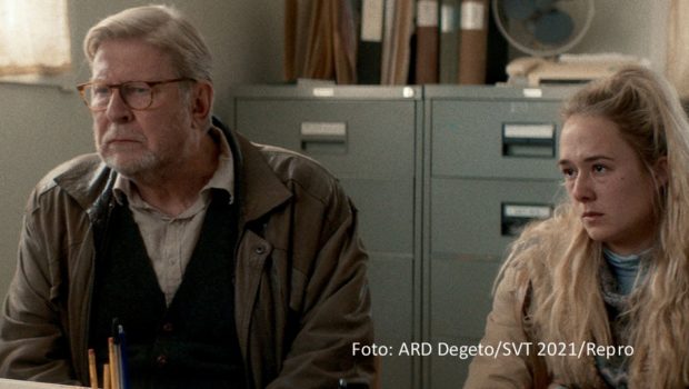 Die in Schweden angesiedelte Serie „Blackwater“ mit u.a. Rolf Lassgård und Alba August feiert am Wochenende ihre nächtliche Premiere im linearen deutschen Fernsehen. Bereits jetzt ist die von der ARD Degeto koproduzierte Romanverfilmung in der ARD-Mediathek. (Foto: ARD Degeto/SVT 2021/Repro)