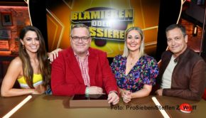 Staffelabschluss bei „Blamieren oder Kassieren XL“. Zum vorerst letzten Mal lädt Quizmaster Elton am heutigen 27. Juli bei ProSieben zu einer eigenständigen Ausgabe des bewährten Ratespiels. Als prominente Kandidaten sind Vanessa Mai, Ruth Moschner und Dieter Nuhr mit dabei. (Foto: ProSieben/Steffen Z. Wolff)