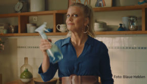 Seit dem 9. Januar läuft der neue TV-Spot der Marke „Blaue Helden“ mit der Moderatorin Barbara Schöneberger in der Hauptrolle. (Foto: Blaue Helden)