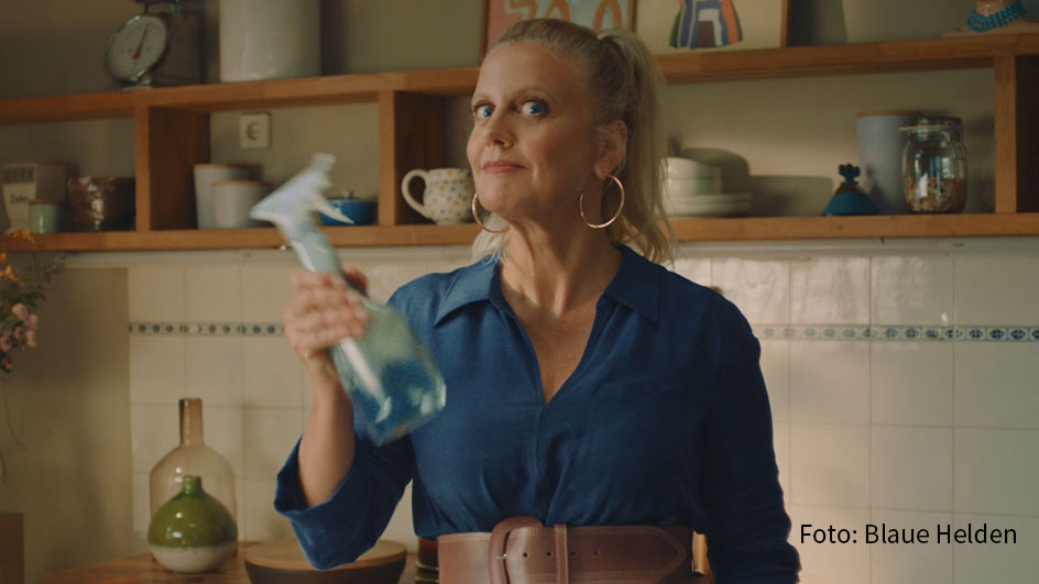 Seit dem 9. Januar läuft der neue TV-Spot der Marke „Blaue Helden“ mit der Moderatorin Barbara Schöneberger in der Hauptrolle. (Foto: Blaue Helden)