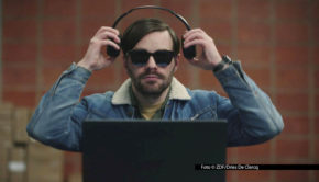 Die in Rotterdam spielende Krimiserie „Blind Sherlock“ startet im April im linearen Programm und im Streamingportal des ZDF, das als Koproduzent beteiligt ist. Bart Kelchtermans spielt den blinden Abhörspezialisten Roman, der die Polizei bei der Suche nach einem mächtigen Drogenboss unterstützt. Foto © ZDF/Dries De Clercq