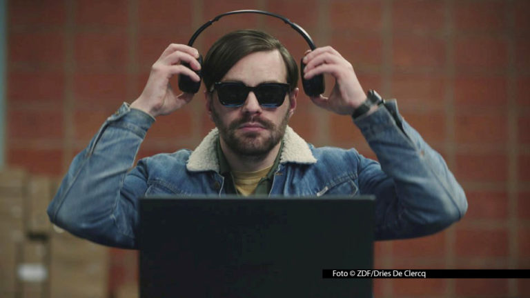 Die in Rotterdam spielende Krimiserie „Blind Sherlock“ startet im April im linearen Programm und im Streamingportal des ZDF, das als Koproduzent beteiligt ist. Bart Kelchtermans spielt den blinden Abhörspezialisten Roman, der die Polizei bei der Suche nach einem mächtigen Drogenboss unterstützt. Foto © ZDF/Dries De Clercq