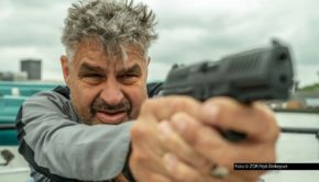 Die Rotterdamer Ermittler um den von Frank Lammers gespielten Nico holen am 10. Mai in der letzten Doppelfolge der ZDF-Krimiserie „Blind Sherlock“ zum entscheidenden Schlag gegen die „usbekischen Beatles“ aus. Der Showdown findet auf einem Ausflugsschiff statt. (Foto © ZDF/Nyk Dekeyser)