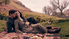 „Blood of My Blood“ erzählt die Vorgeschichte der britisch-US-amerikanischen Erfolgsserie „Outlander“. Die erste Staffel ist ab August exklusiv für MagentaTV-Kundinnen und -Kunden bei MagentaTV+ verfügbar.