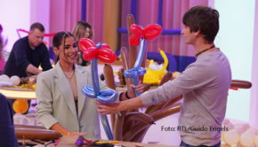 Zwischen den Jahren zeigt RTL, was man mit Luftballons alles so anstellen kann. Vom 26. bis 29. Dezember suchen Moderator Jan Köppen und Fach-Juror Guido Verhoef in der neuen Show „Blow up“ Deutschlands beste Ballonkünstlerin oder -künstler. Unterstützung bekommen sie dabei von prominenten Gastjuroren wie u.a. Sängerin Sarah Engels. (Foto: RTL/Guido Engels)