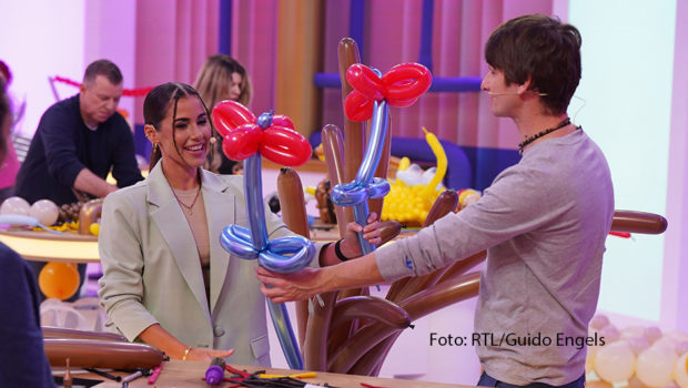 Zwischen den Jahren zeigt RTL, was man mit Luftballons alles so anstellen kann. Vom 26. bis 29. Dezember suchen Moderator Jan Köppen und Fach-Juror Guido Verhoef in der neuen Show „Blow up“ Deutschlands beste Ballonkünstlerin oder -künstler. Unterstützung bekommen sie dabei von prominenten Gastjuroren wie u.a. Sängerin Sarah Engels. (Foto: RTL/Guido Engels)
