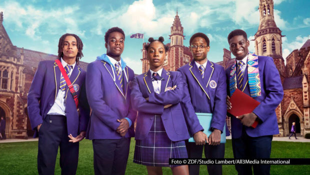 Die fünf Londoner Teenager Toby, Jaheim, Leah, Omar und Femi sind die Hauptfiguren der Young-Adult-Serie „Boarders - Welcome to St. Gilbert‘s“, die nun nach Deutschland kommt. Koproduzent ZDFneo strahlt sie ab dem 6. Juli linear aus. Bereits am 16. Mai erfolgt der Start im ZDF-Streamingportal. (Foto © ZDF/Studio Lambert/All3Media International)