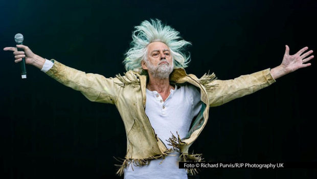 In diesem Jahr feiert Bob Geldof mit The Boomtown Rats das 50. Bandjubiläum. Aus diesem Anlass spielt die irische New-Wave-Formation zahlreiche Konzerte. Eines davon findet am 11. Juli im Kongresshaus Zürich statt – als Teil des zum zweiten Mal stattfinden Waterfront Festivals. Foto © Richard Purvis/RJP Photography UK