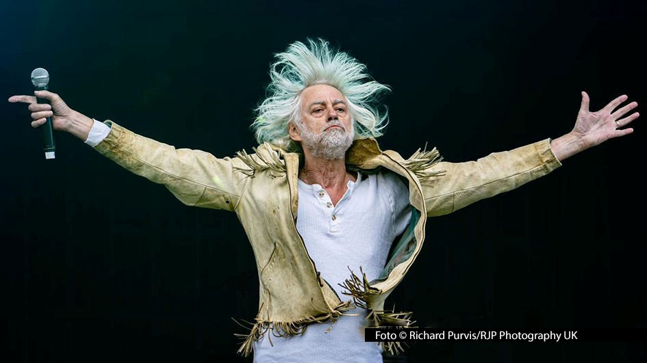 In diesem Jahr feiert Bob Geldof mit The Boomtown Rats das 50. Bandjubiläum. Aus diesem Anlass spielt die irische New-Wave-Formation zahlreiche Konzerte. Eines davon findet am 11. Juli im Kongresshaus Zürich statt – als Teil des zum zweiten Mal stattfinden Waterfront Festivals. Foto © Richard Purvis/RJP Photography UK