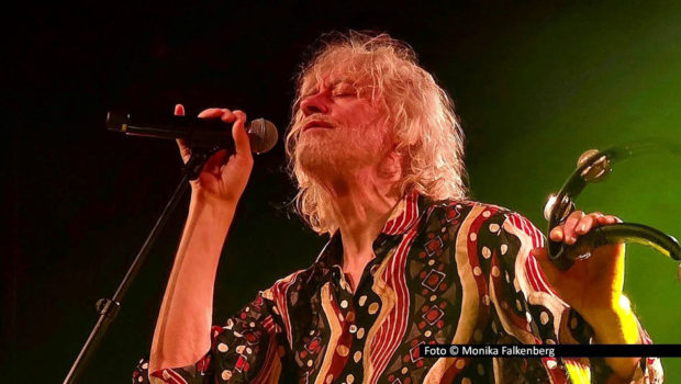 Ihr Konzertjahr 2025 beendeten The Boomtown Rats in Mönchengladbach. Mit einer energiegeladenen Show begeisterten die New-Wave-Routiniers das Publikum in der „New Box“. Frontmann Bob Geldof berichtete zudem in einem Talk über besondere Momente seiner Karriere.