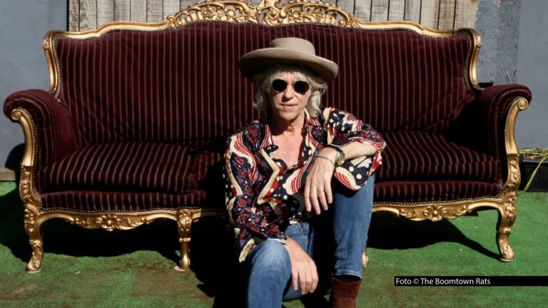HP_Bob Geldof_Sofa_Kunstrasen_Foto_The Boomtown Rats