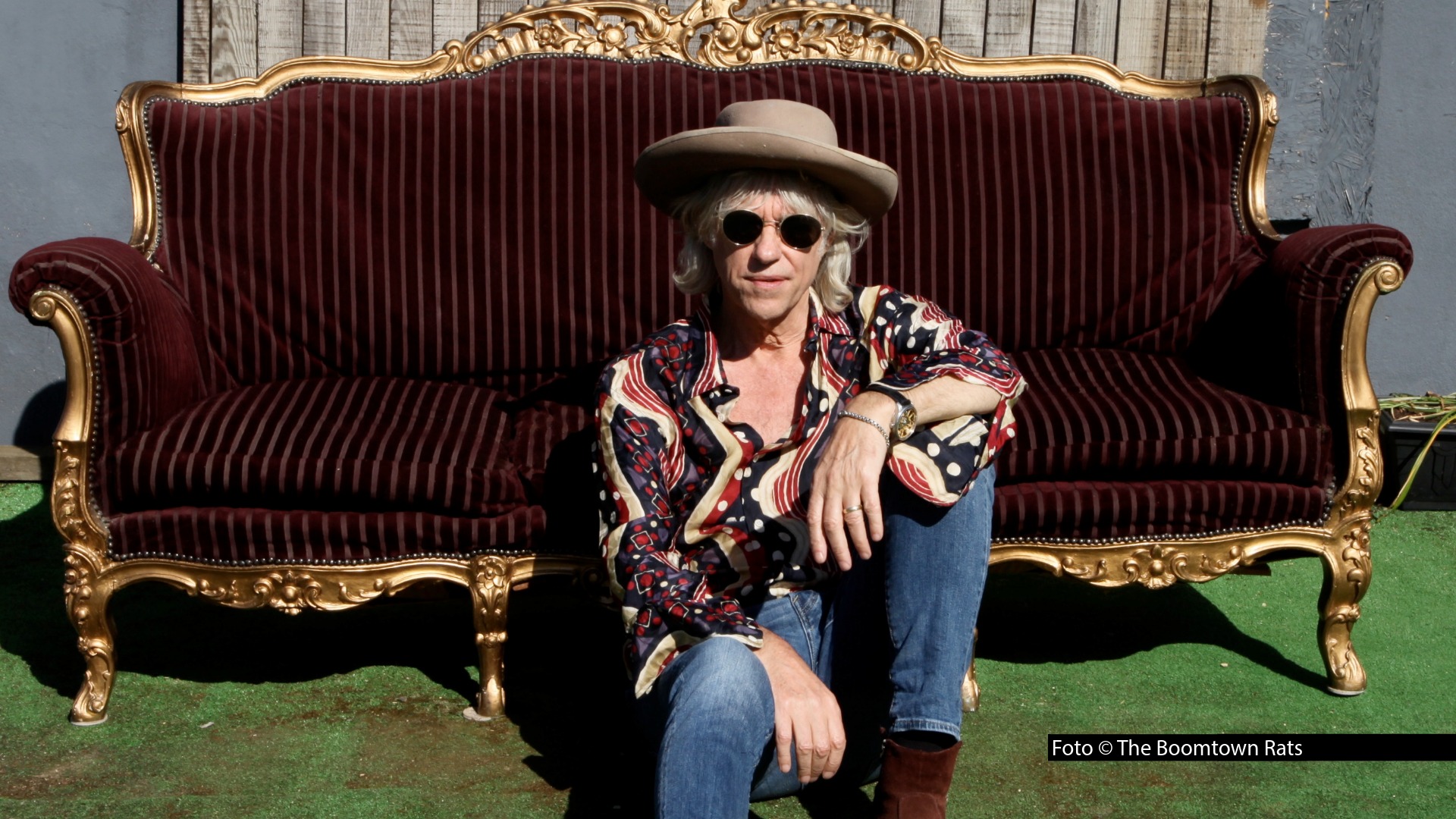 HP_Bob Geldof_Sofa_Kunstrasen_Foto_The Boomtown Rats