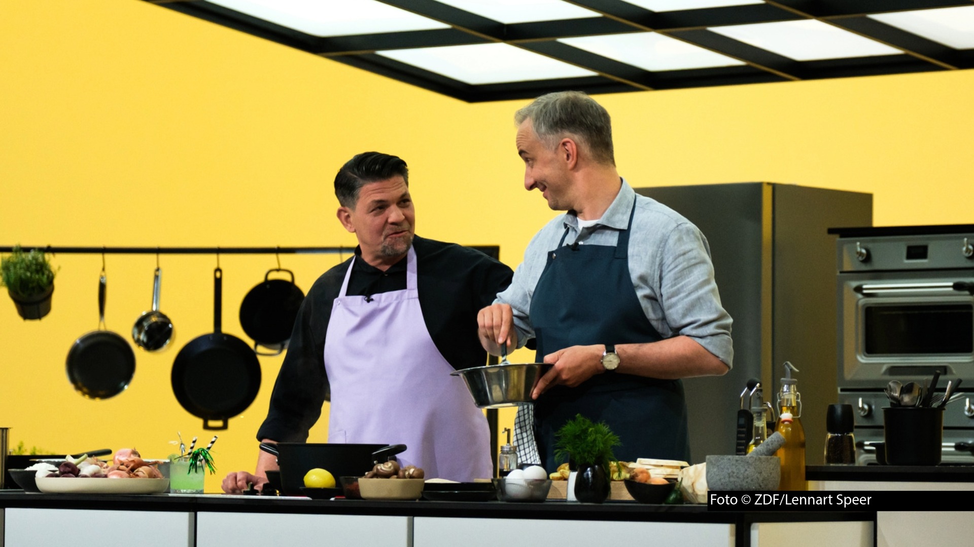 Am 11. Juli geht’s mit Jan Böhmermanns Kochshow wieder los. Alle neuen Episoden von „Böhmi brutzelt“ stehen ab Samstag im ZDF-Streamingportal bereit, bevor sie ab dem 18. Juli auch ihre TV-Premiere bei ZDFneo feiern. Zum Staffelauftakt brutzelt Böhmermann mit Spitzenkoch Tim Mälzer.