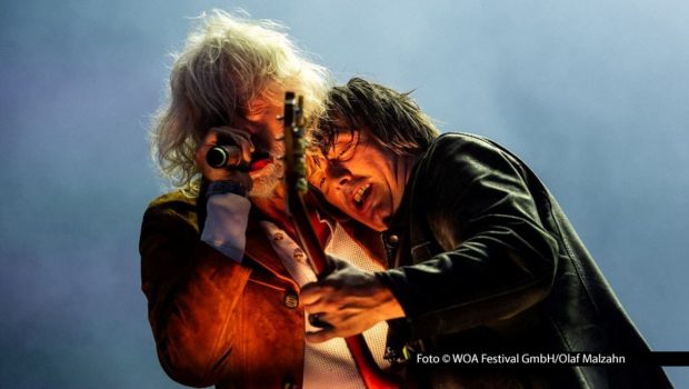 Im August begeisterten Bob Geldof und Darren Beale mit The Boomtown Rats das Publikum beim Wacken Open Air. Noch in diesem Jahr kehrt die irische Band, die ihr 50. Jubiläum feiert, für ein weiteres Konzert nach Deutschland zurück. Es findet am 18. November in Mönchengladbach statt.WOA_FESTIVAL_GMBH_Olaf-Malzahn