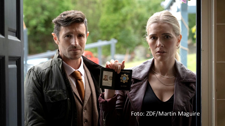 Das ZDF, das auch als Koproduzent auftritt, strahlt ab 24. November die Krimiserie „Borderline – Grenzenlose Verbrechen“ linear aus. Eoin Moore spielt darin einen nordirischen Polizisten, der mit seiner von Amy De Bhrún dargestellten irischen Kollegin ein grenzübergreifendes Ermittler-Duo bildet. (Foto: ZDF/Martin Maguire)