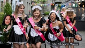 Ein fröhlicher Junggesellinnenabschied ist der Ausgangspunkt für einen Mordfall, der im Mittelpunkt der ersten Folge der Krimiserie „Borderline – Grenzenlose Verbrechen“ steht. Das ZDF strahlt ab dem 24. November drei Fälle mit Amy De Bhrún und Eoin Macken als irisch-nordirischem Ermittler-Duo aus. (Foto: ZDF/Martin Maguire)