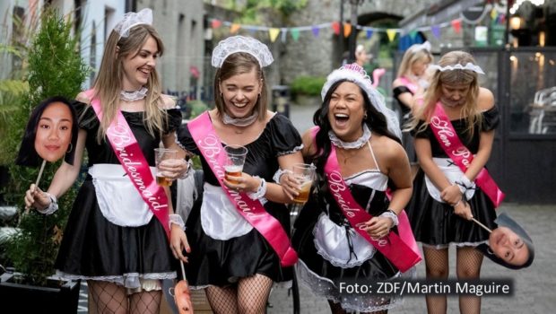 Ein fröhlicher Junggesellinnenabschied ist der Ausgangspunkt für einen Mordfall, der im Mittelpunkt der ersten Folge der Krimiserie „Borderline – Grenzenlose Verbrechen“ steht. Das ZDF strahlt ab dem 24. November drei Fälle mit Amy De Bhrún und Eoin Macken als irisch-nordirischem Ermittler-Duo aus. (Foto: ZDF/Martin Maguire)