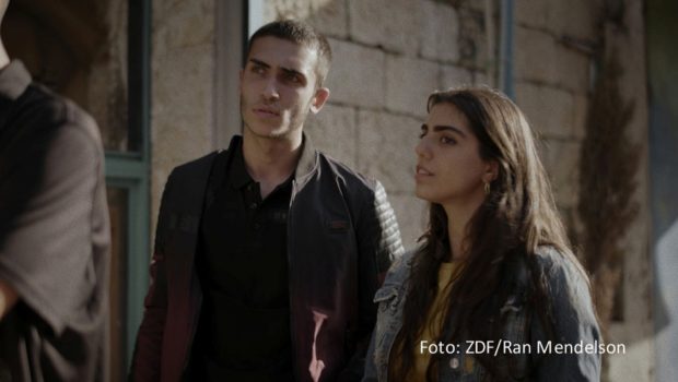 Die israelische, in Koproduktion mit ZDFneo entstandene Drama-Serie „Borders“ feiert in der Nacht zum 8. Mai ihre deutsche Free-TV-Premiere. ZDFneo zeigt alle acht Folgen am Stück. Ben Sultan und Noa Astanjelove spielen zwei junge Grenzschützer in Jerusalem, die sich auch privat näherkommen. (Foto: ZDF/Ran Mendelson)