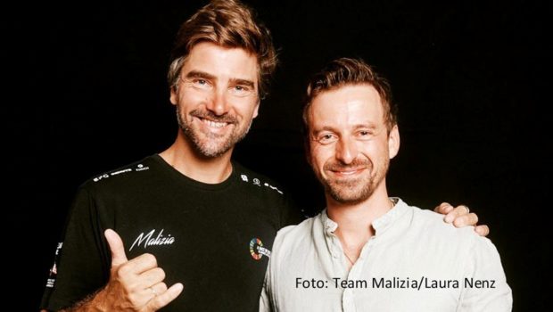 Bei der berühmten Regatta Vendée Globe feiert Segelsportler Boris Herrmann vor drei Jahren einen bemerkenswerten Erfolg. Der Produzent und Schauspieler Ben Blaskovic will das spannende Sportereignis nun als Spielfilm ins Kino bringen. Basis ist Herrmanns eigener Buch-Bestseller. (Foto: Team Malizia/Laura Nenz)