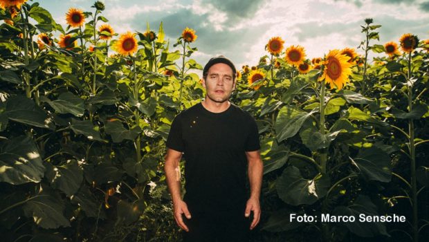 Der Fred Jay Preis geht seit 1989 alljährlich an Künstlerinnen und Künstler, die mit deutschsprachigen Songtexten einen besonderen Beitrag zur Musikkultur leisten. In diesem Jahr wird der niedersächsische Popmusiker Axel Bosse mit der renommierten Auszeichnung geehrt. (Foto: Marco Sensche)