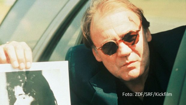 Anlässlich des 70. Geburtstags des Schweizer Filmemachers Markus Fischer strahlt 3sat im Rahmen des Krimisommers ab dem 25. Juli vier seiner Werke aus. Dabei gibt’s auch ein Wiedersehen mit der 2019 verstorbenen Schauspiel-Legende Bruno Ganz. Er spielt die Hauptrolle in „Brandnacht“. (Foto: ZDF/SRF/Kickfilm)