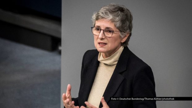 Bundeskanzler Friedrich Merz hat mit seiner „Stadtbild“-Aussage nicht nur im Bundestag heftige Diskussionen ausgelöst. In der neuen Ausgabe ihrer Talkshow spricht Sandra Maischberger mit Vertretern von Union und Opposition über die Kontroverse. Zu Gast sind u.a. Britta Haßelmann (Bündnis 90/Die Grünen) und Stephan Mayer (CSU). Foto © Deutscher Bundestag/Thomas Köhler/photothek