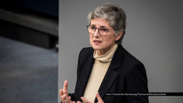 Bundeskanzler Friedrich Merz hat mit seiner „Stadtbild“-Aussage nicht nur im Bundestag heftige Diskussionen ausgelöst. In der neuen Ausgabe ihrer Talkshow spricht Sandra Maischberger mit Vertretern von Union und Opposition über die Kontroverse. Zu Gast sind u.a. Britta Haßelmann (Bündnis 90/Die Grünen) und Stephan Mayer (CSU). Foto © Deutscher Bundestag/Thomas Köhler/photothek
