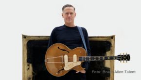 Rock-Routinier Bryan Adams startet derzeit wieder voll durch. Am Wochenende ist in Hagen eine umfassende Ausstellung seiner Fotografien eröffnet worden. Für den März hat der Kanadier ein neues Studioalbum und eine Deutschland-Tournee mit seiner Band angekündigt. (Foto: Bruce Allen Talent)
