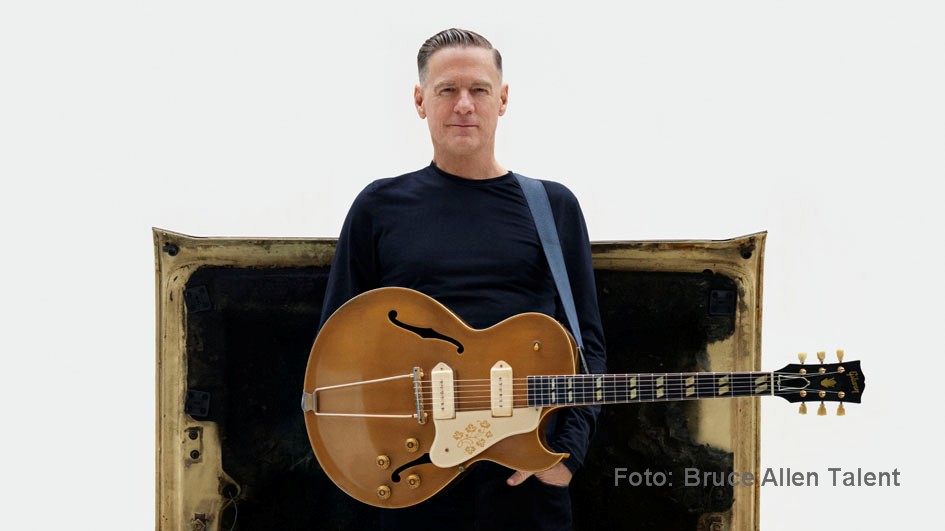 Rock-Routinier Bryan Adams startet derzeit wieder voll durch. Am Wochenende ist in Hagen eine umfassende Ausstellung seiner Fotografien eröffnet worden. Für den März hat der Kanadier ein neues Studioalbum und eine Deutschland-Tournee mit seiner Band angekündigt. (Foto: Bruce Allen Talent)