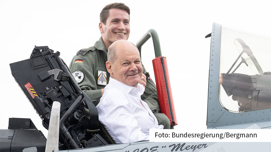 Im Juni fand über Deutschland das größte Luftwaffenmanöver in der Geschichte der NATO statt. Auch Bundeskanzler Olaf Scholz machte sich vor Ort ein Bild. Über Außen- und Sicherheitspolitik, aber auch viele weitere Themen spricht er am 28. Juni bei Sandra Maischberger im Ersten. (Foto: Bundesregierung/Bergmann)