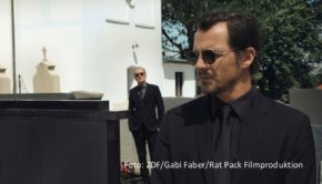 Das ZDF-Drama „Wir haben einen Deal“ mit u.a. Felix Klare und Peter Lohmeyer ist beim Filmfest München mit dem Bernd Burgemeister Fernsehpreis geehrt worden. In der Kategorie „Beste Serie/Mehrteiler“ ging die Auszeichnung an die ARD-Miniserie „Herrhausen – Der Herr des Geldes“. (Foto: ZDF/Gabi Faber/Rat Pack Filmproduktion)