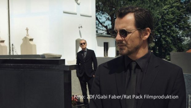 Das ZDF-Drama „Wir haben einen Deal“ mit u.a. Felix Klare und Peter Lohmeyer ist beim Filmfest München mit dem Bernd Burgemeister Fernsehpreis geehrt worden. In der Kategorie „Beste Serie/Mehrteiler“ ging die Auszeichnung an die ARD-Miniserie „Herrhausen – Der Herr des Geldes“. (Foto: ZDF/Gabi Faber/Rat Pack Filmproduktion)