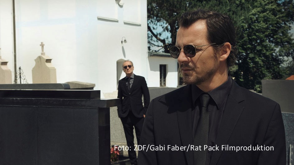 Das ZDF-Drama „Wir haben einen Deal“ mit u.a. Felix Klare und Peter Lohmeyer ist beim Filmfest München mit dem Bernd Burgemeister Fernsehpreis geehrt worden. In der Kategorie „Beste Serie/Mehrteiler“ ging die Auszeichnung an die ARD-Miniserie „Herrhausen – Der Herr des Geldes“. (Foto: ZDF/Gabi Faber/Rat Pack Filmproduktion)