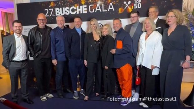 Das Team der Sat.1-Show „The Taste“ um die Coaches Frank Rosin, Alexander Herrmann, Alexander Kumptner und Tim Raue wurde bei der Busche Gala in Hamburg in der Kategorie „Entertainment des Jahres“ geehrt. (Foto: Instagram/thetastesat1)