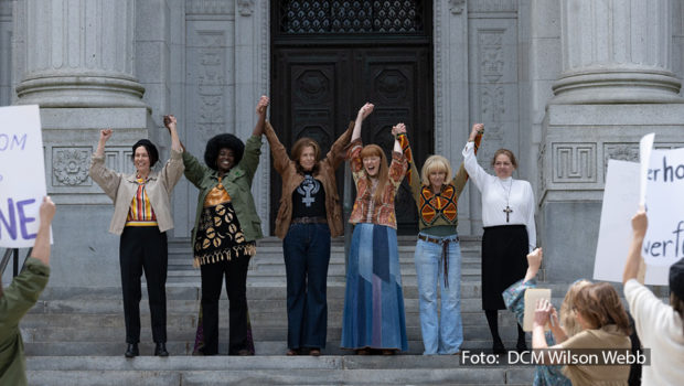 In „Call Jane“ spielt Sigourney Weaver die mutige Anführerin der Gruppe „The Jane Collective“, die Frauen in den 60ern eine sichere Abtreibung ermöglichte. MagentaTV+ zeigt ab Montag, den 2. September, das starbesetzte Filmdrama von Regisseurin Phyllis Nagy. (Foto: DCM Wilson Webb)