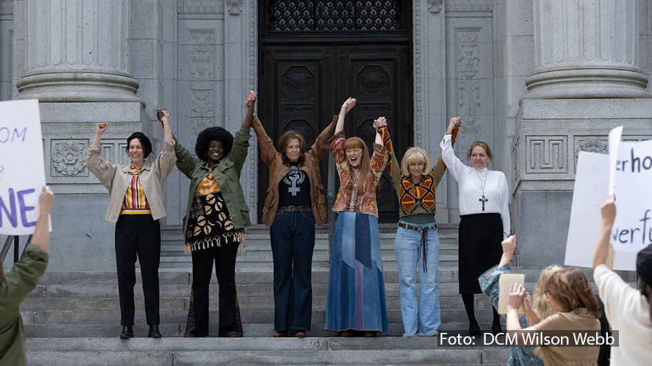 In „Call Jane“ spielt Sigourney Weaver die mutige Anführerin der Gruppe „The Jane Collective“, die Frauen in den 60ern eine sichere Abtreibung ermöglichte. MagentaTV+ zeigt ab Montag, den 2. September, das starbesetzte Filmdrama von Regisseurin Phyllis Nagy. (Foto: DCM Wilson Webb)